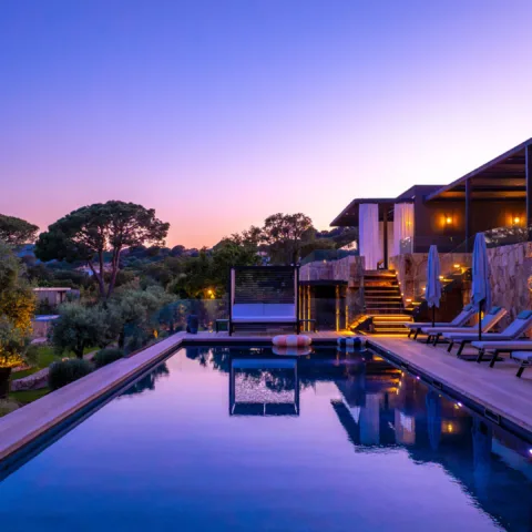 La piscine chauffée de l'Hôtel Villa Padulaccia au crépuscule