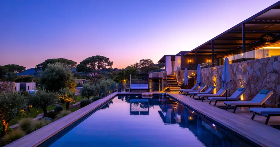 La piscine chauffée de l'Hôtel Villa Padulaccia au crépuscule