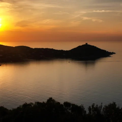 La pointe de Campomoro et sa tour génoise en silhouette au coucher du soleil sur le golfe du Valinco (30 septembre 2006).