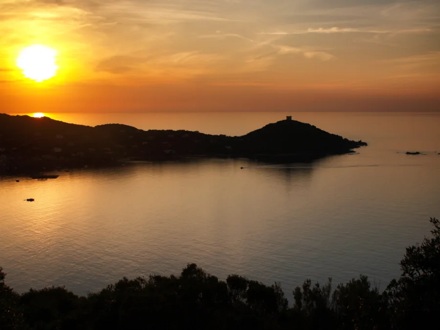 La pointe de Campomoro et sa tour génoise en silhouette au coucher du soleil sur le golfe du Valinco (30 septembre 2006).