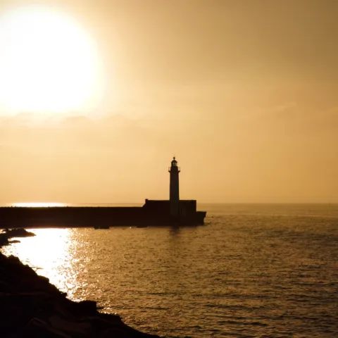 Coucher de soleil sur le port de Propriano, silhouette de la jetée et du phare (23 septembre 2012).