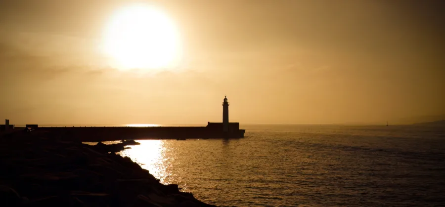 Coucher de soleil sur le port de Propriano, silhouette de la jetée et du phare (23 septembre 2012).